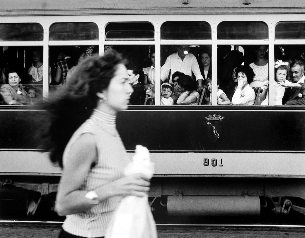 William Klein, Capellona Passes Trolley, Rome, 1956 – tibaert